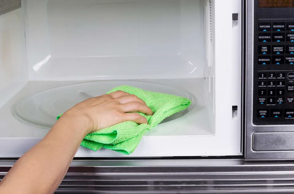 How to Clean a Microwave With Vinegar? Step-by-step