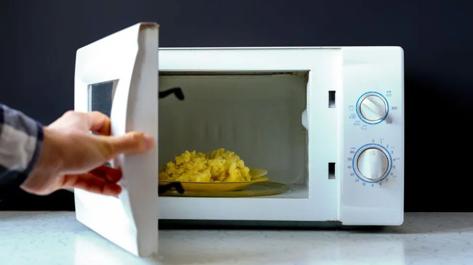 How to Clean a Microwave With Vinegar? Step-by-step