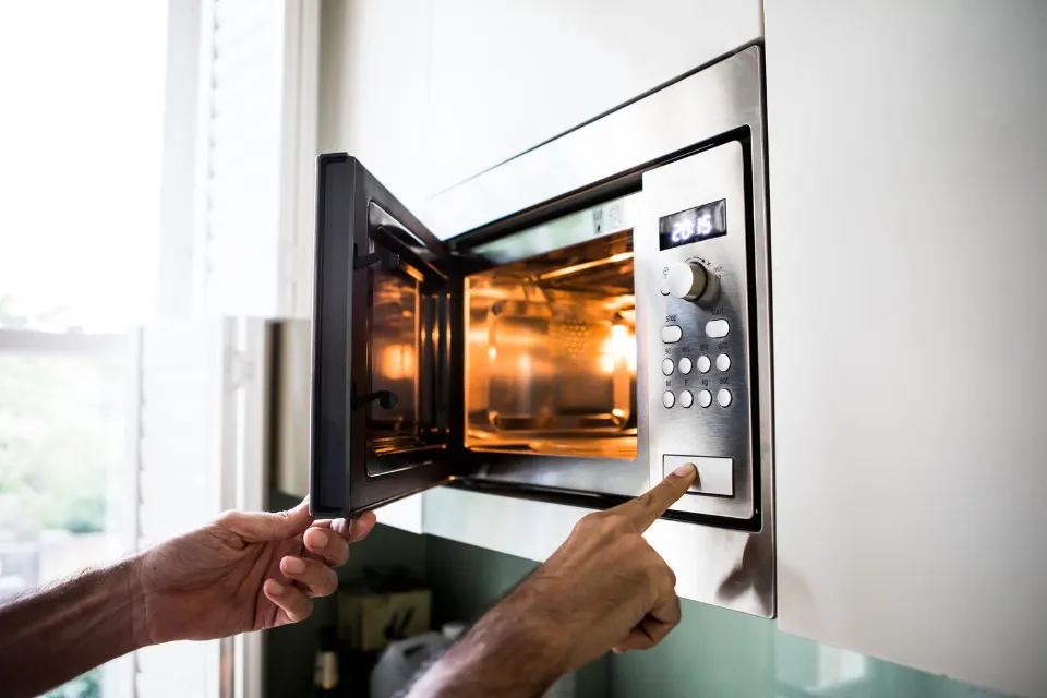 How to Clean a Microwave With Vinegar? Step-by-step